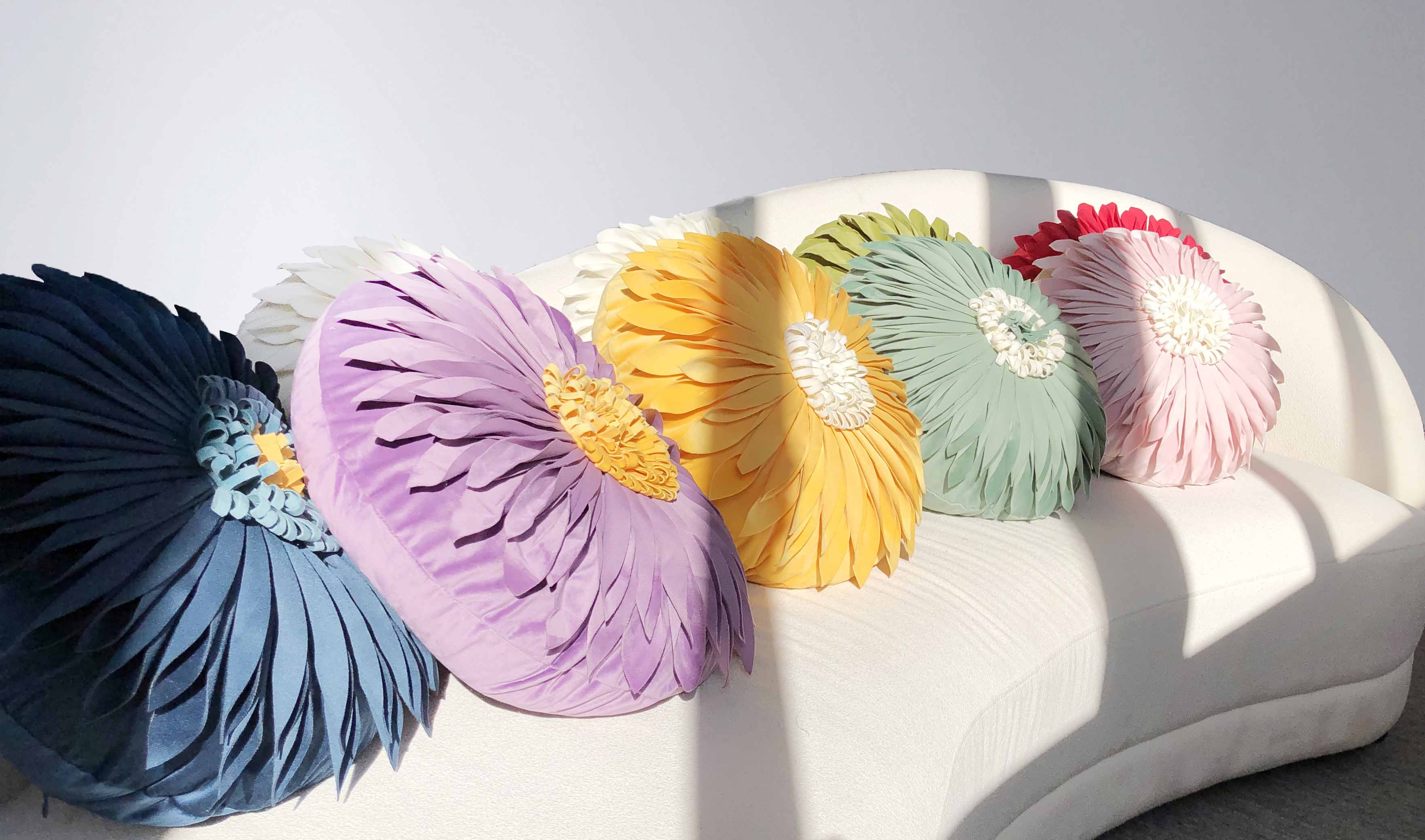 Three-dimensional flannelette flower shape round throw pillow