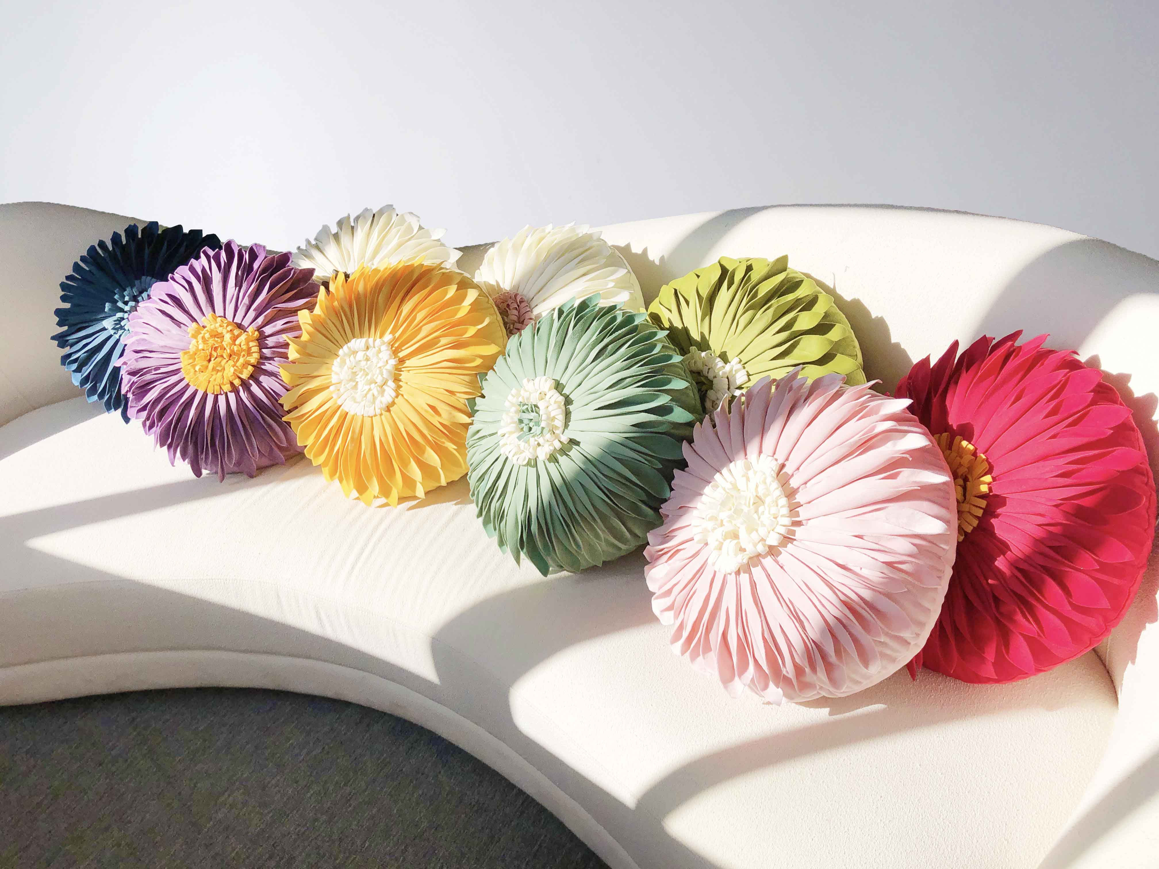 Three-dimensional flannelette flower shape round throw pillow